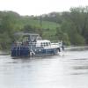 Elles doivent regarder les bateaux sur l'eau